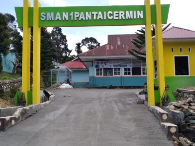 Gerbang baru sekolah